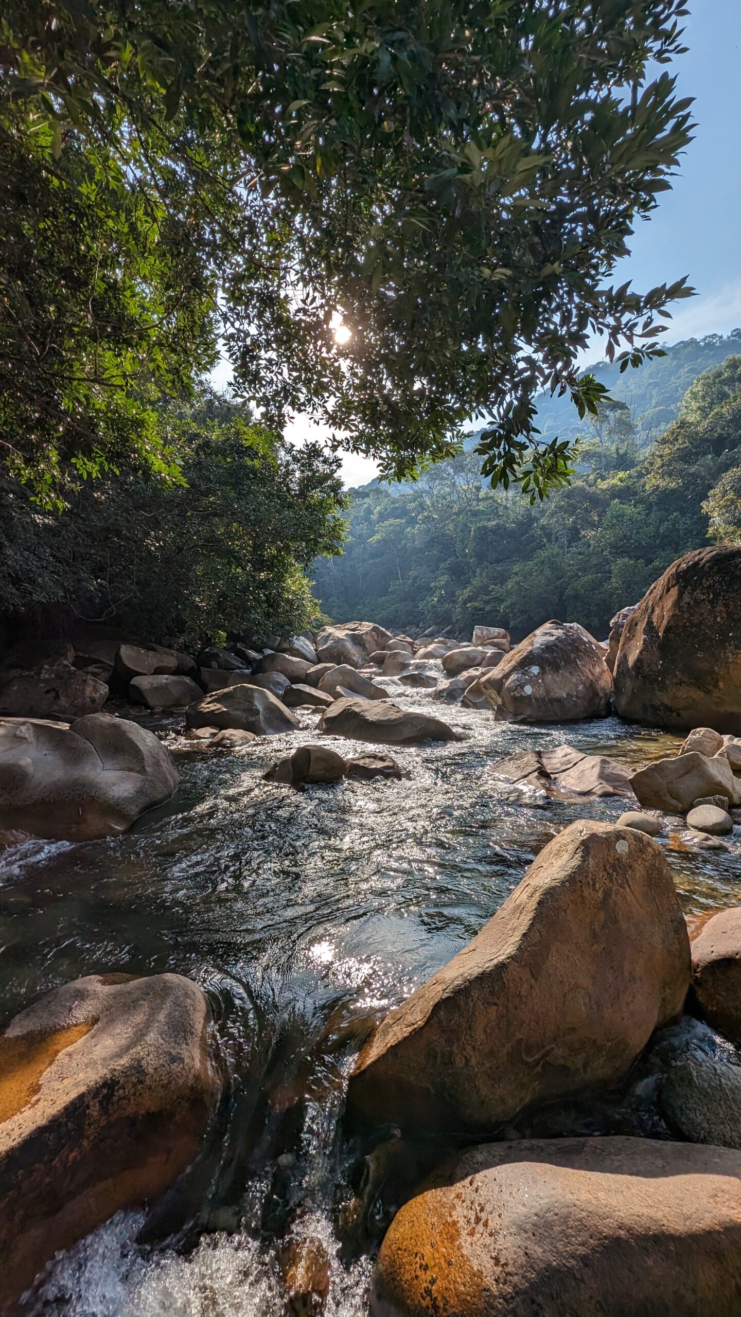 Avec Colriders, plongez directement dans une rivière naturelle á San Rafaél, Antioquia