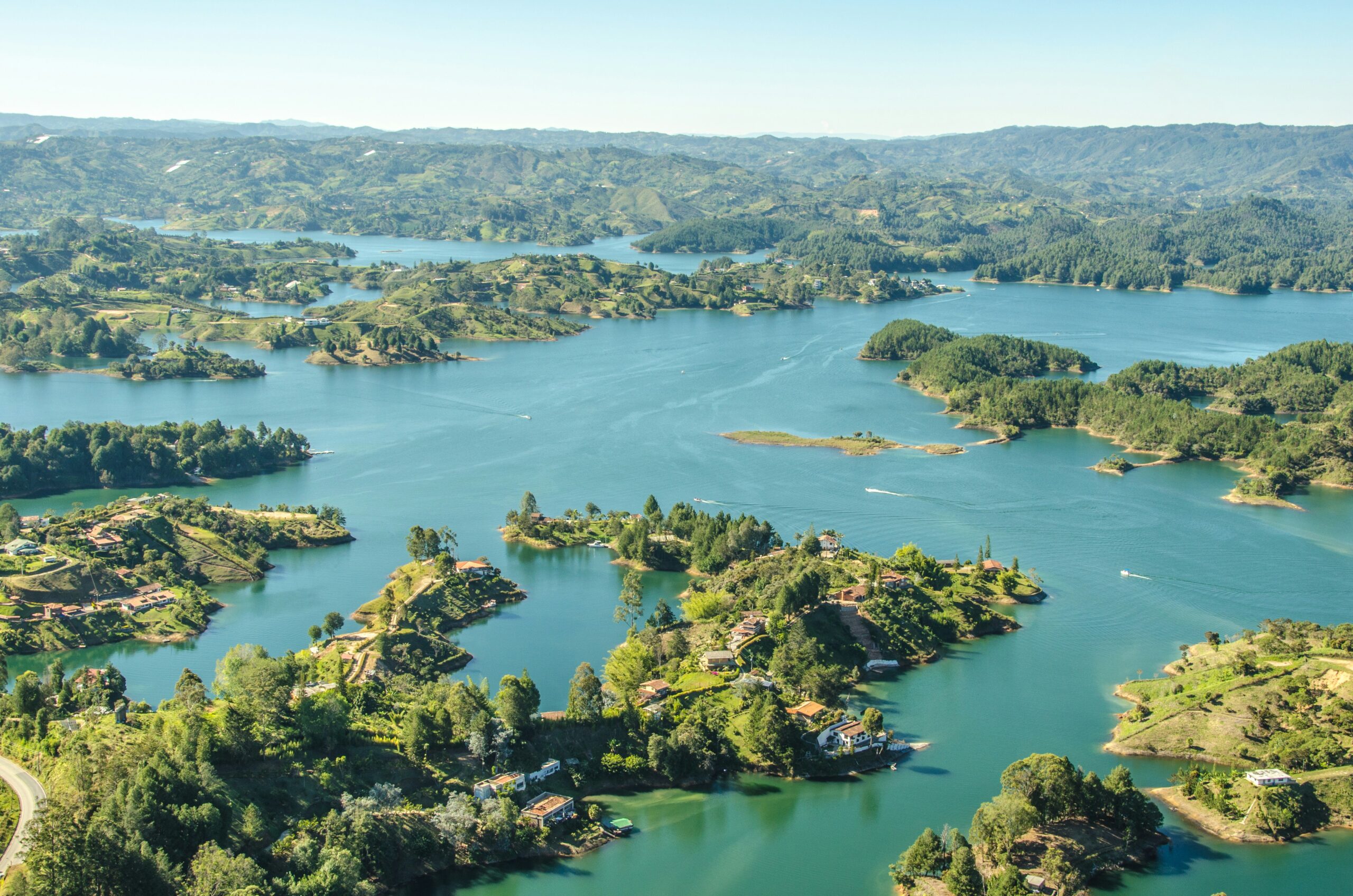 Avec Colriders, roulez autour du réservoir de Guatapé et des méandres verdoyantes dans les montagnes Colombiennes.